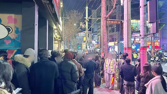 이젠 줄서기가 직업…'두쫀쿠 맛집' 대신 웨이팅, 월 500만원 번다